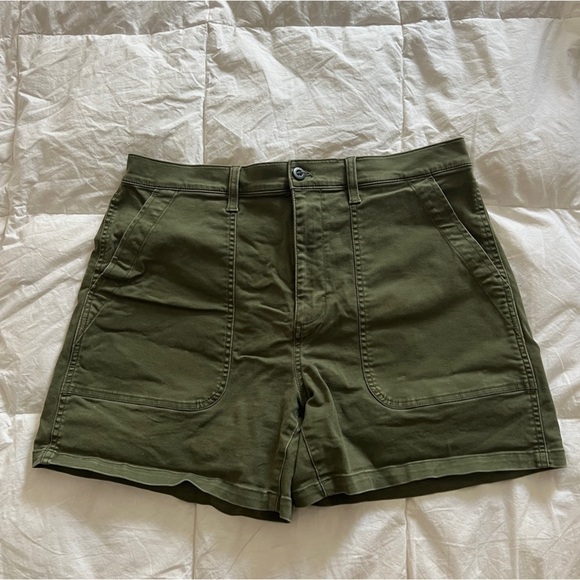 Madewell Green Cargo Shorts with Tailored Look and Slim Fit - Picture 1 of 5